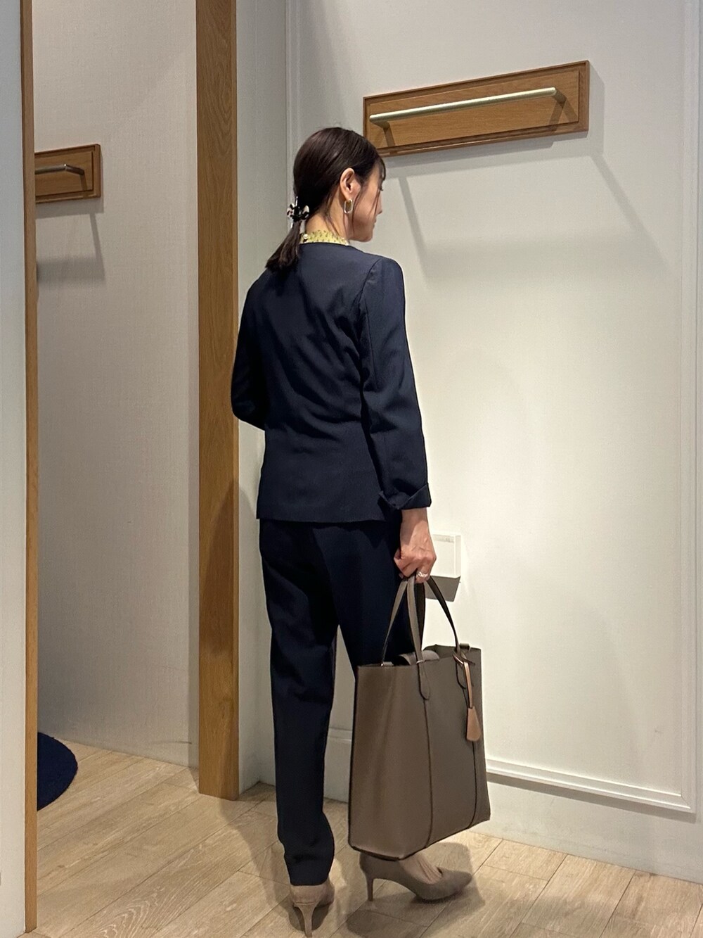 ブルー系のノーカラージャケット、ブルー系のその他パンツ、イエロー系のシャツ/ブラウスを着用したレディースの春コーディネートの2枚目の写真