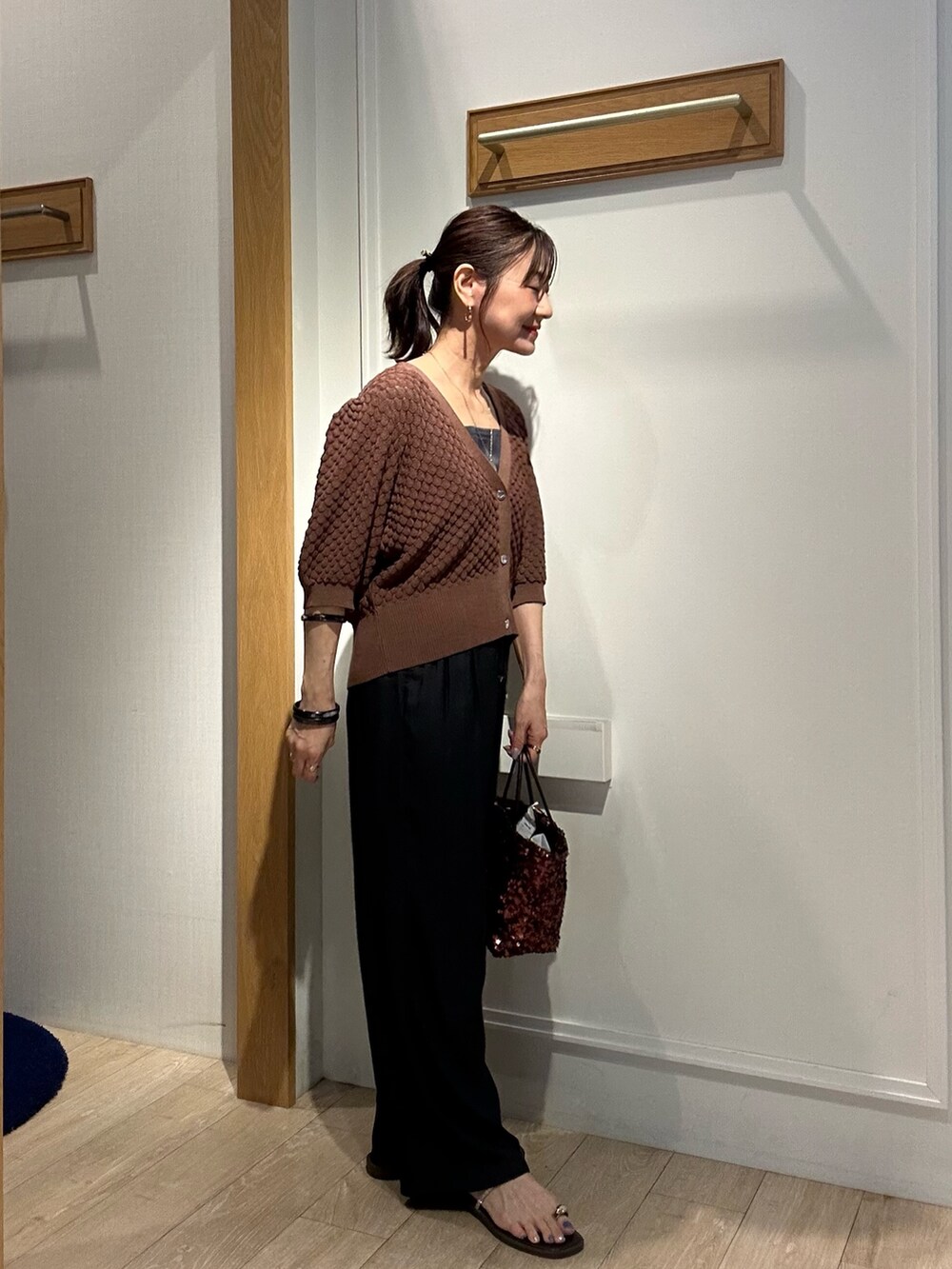 ブラウン系のカーディガン/ボレロ、グレー系のTシャツ/カットソー、ブラック系のその他パンツを着用したレディースの夏コーディネートの5枚目の写真