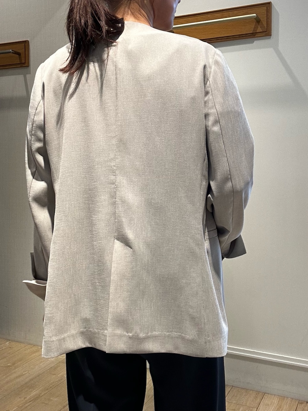 ブルー系のシャツ/ブラウス、ブルー系のその他パンツ、ベージュ系のノーカラージャケットを着用したレディースの春コーディネートの10枚目の写真