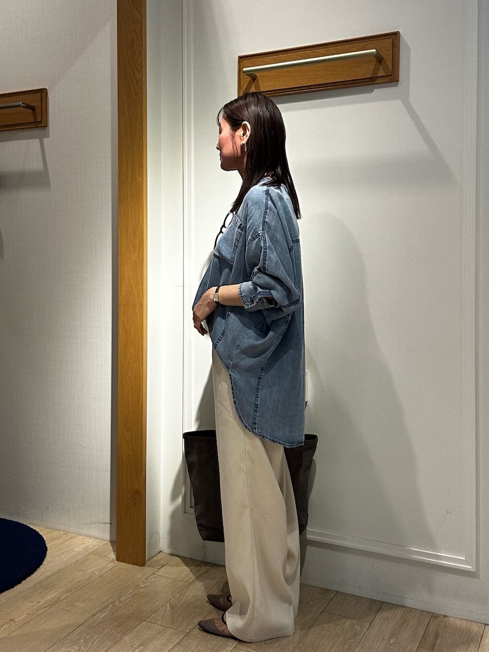 ブルー系のシャツ/ブラウス、ホワイト系のその他パンツ、ブルー系のその他アウターを着用したレディースの春コーディネートの2枚目の写真