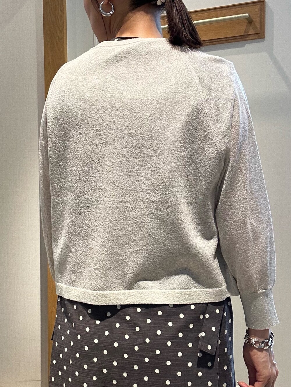 シルバー系のニット/セーター、グレー系のワンピース、ベージュ系のボストンバッグを着用したレディースの夏コーディネートの8枚目の写真