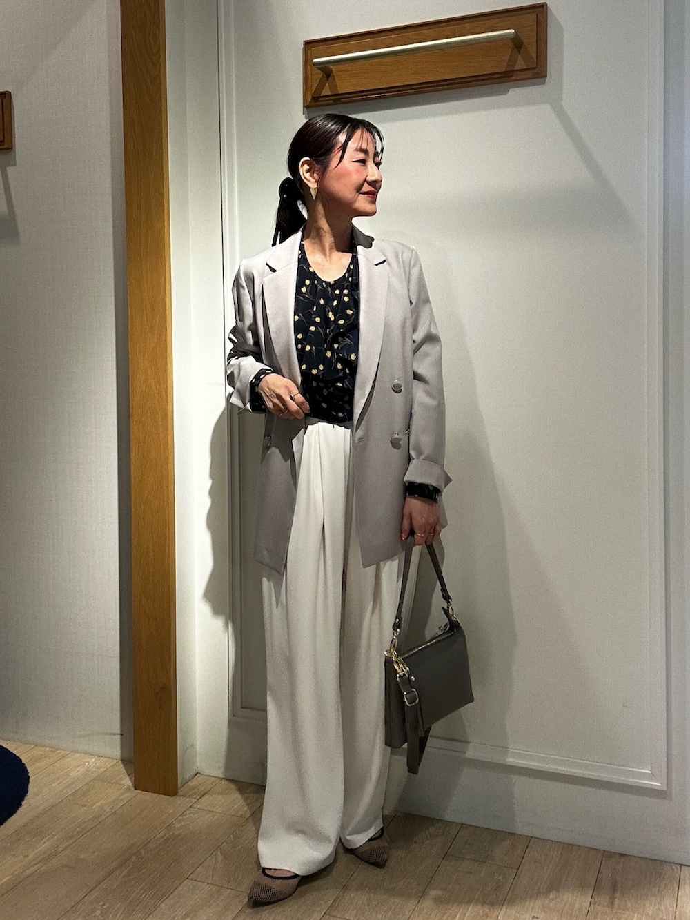 ブルー系のシャツ/ブラウス、ホワイト系のその他パンツ、グレー系のショルダーバッグを着用したレディースの春コーディネートの8枚目の写真