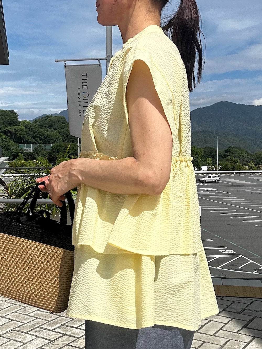 イエロー系のシャツ/ブラウス、ブルー系のその他パンツ、ブルー系のカーディガン/ボレロを着用したレディースの春コーディネートの7枚目の写真