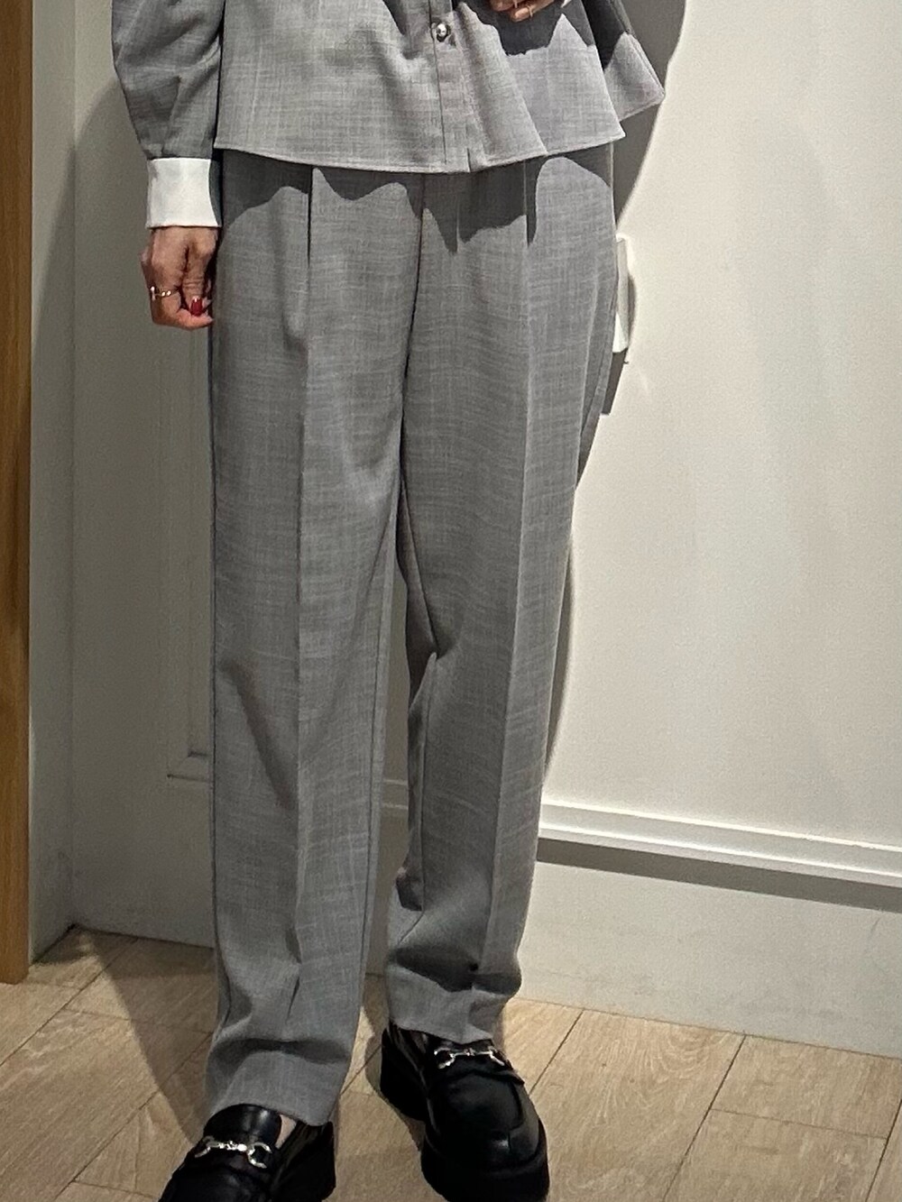 ブラック系のその他パンツ、ブラック系のシャツ/ブラウス、ブラック系のバッグを着用したレディースの冬コーディネートの8枚目の写真