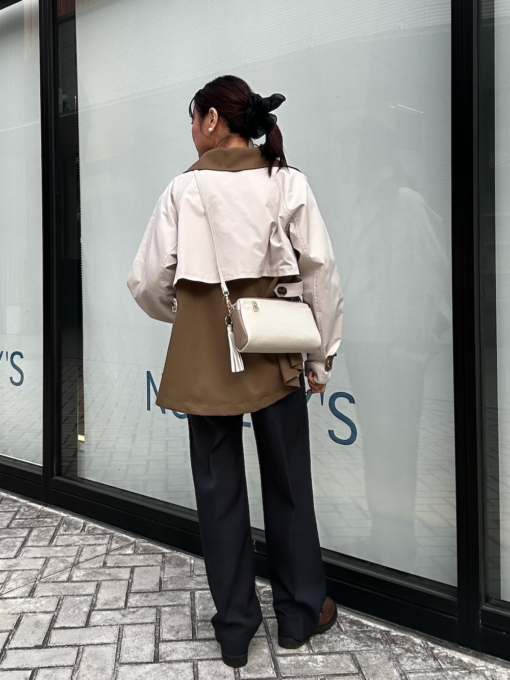 ブルー系のその他パンツ、ベージュ系のブルゾン、ブルー系のシャツ/ブラウスを着用したレディースの春コーディネートの4枚目の写真