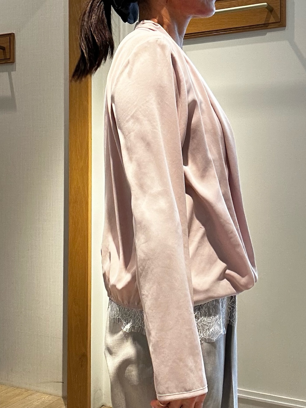 ホワイト系のTシャツ/カットソー、ベージュ系のその他パンツ、ベージュ系のノーカラージャケットを着用したレディースの春コーディネートの6枚目の写真