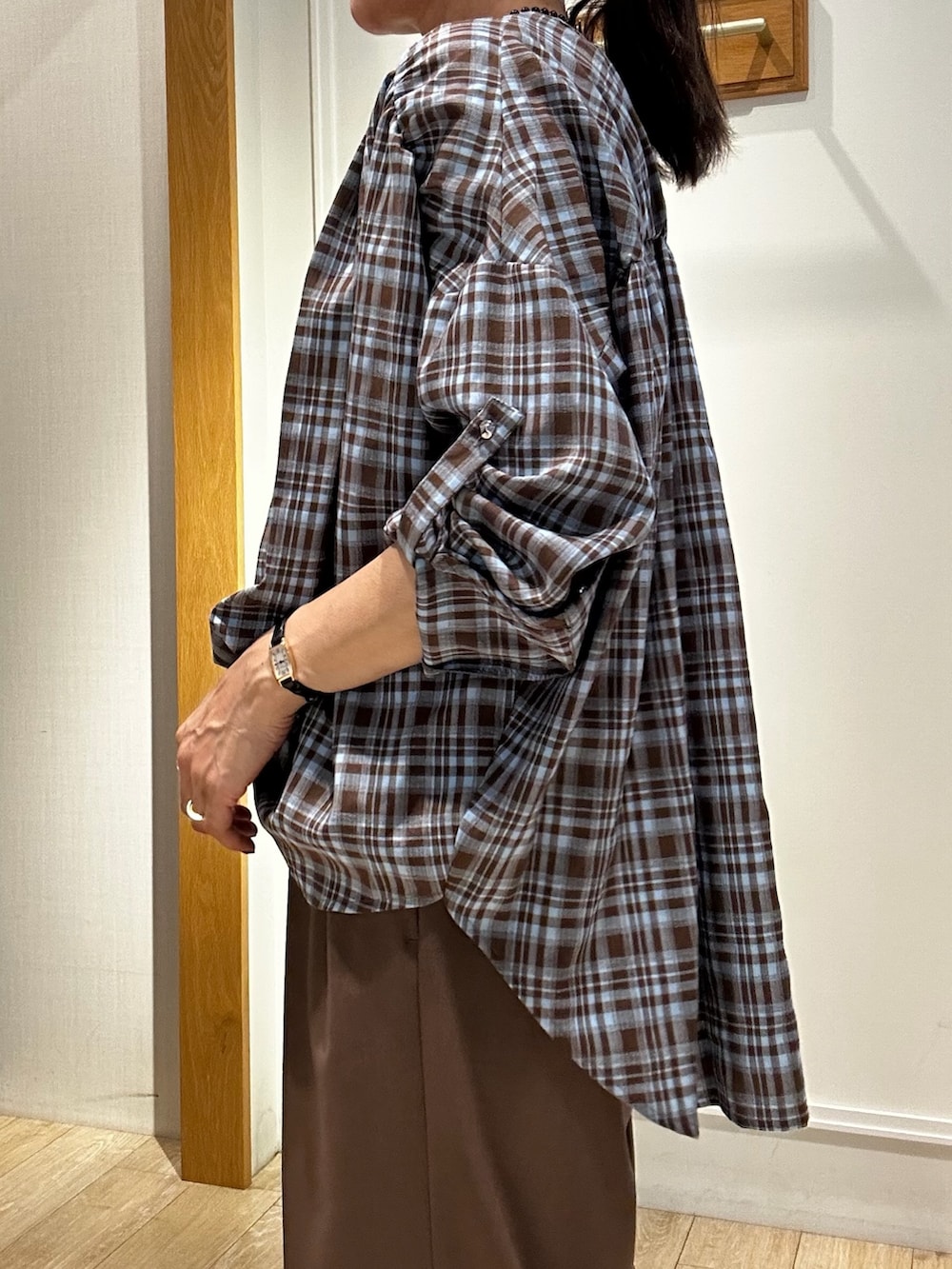 ブラウン系のシャツ/ブラウス、ブラウン系のその他パンツ、ブラック系のネックレスを着用したレディースの秋コーディネートの7枚目の写真