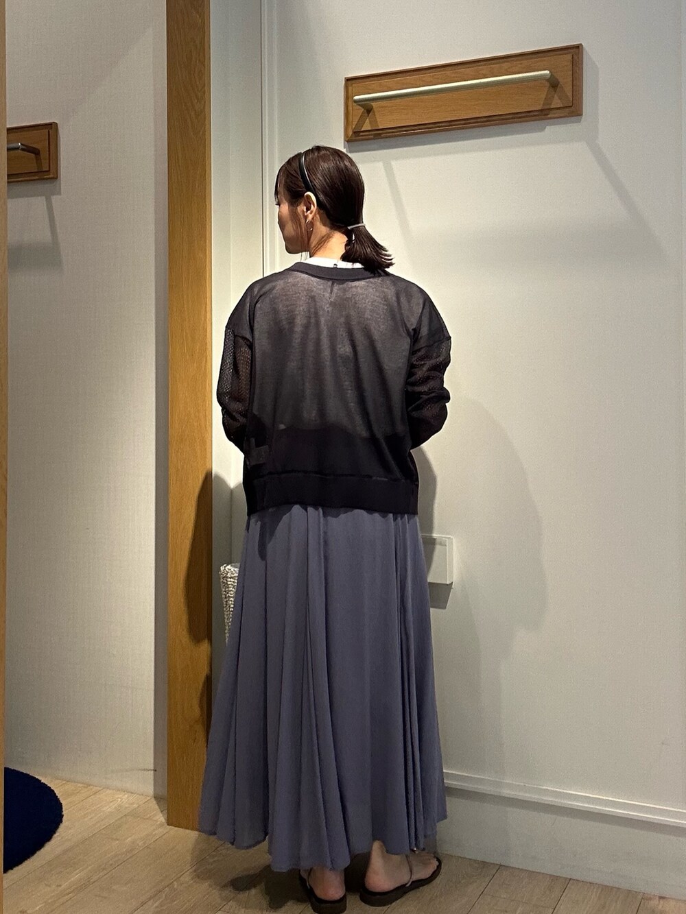 パープル系のスカート、グレー系のカーディガン/ボレロ、ホワイト系のシャツ/ブラウスを着用したレディースの夏コーディネートの3枚目の写真