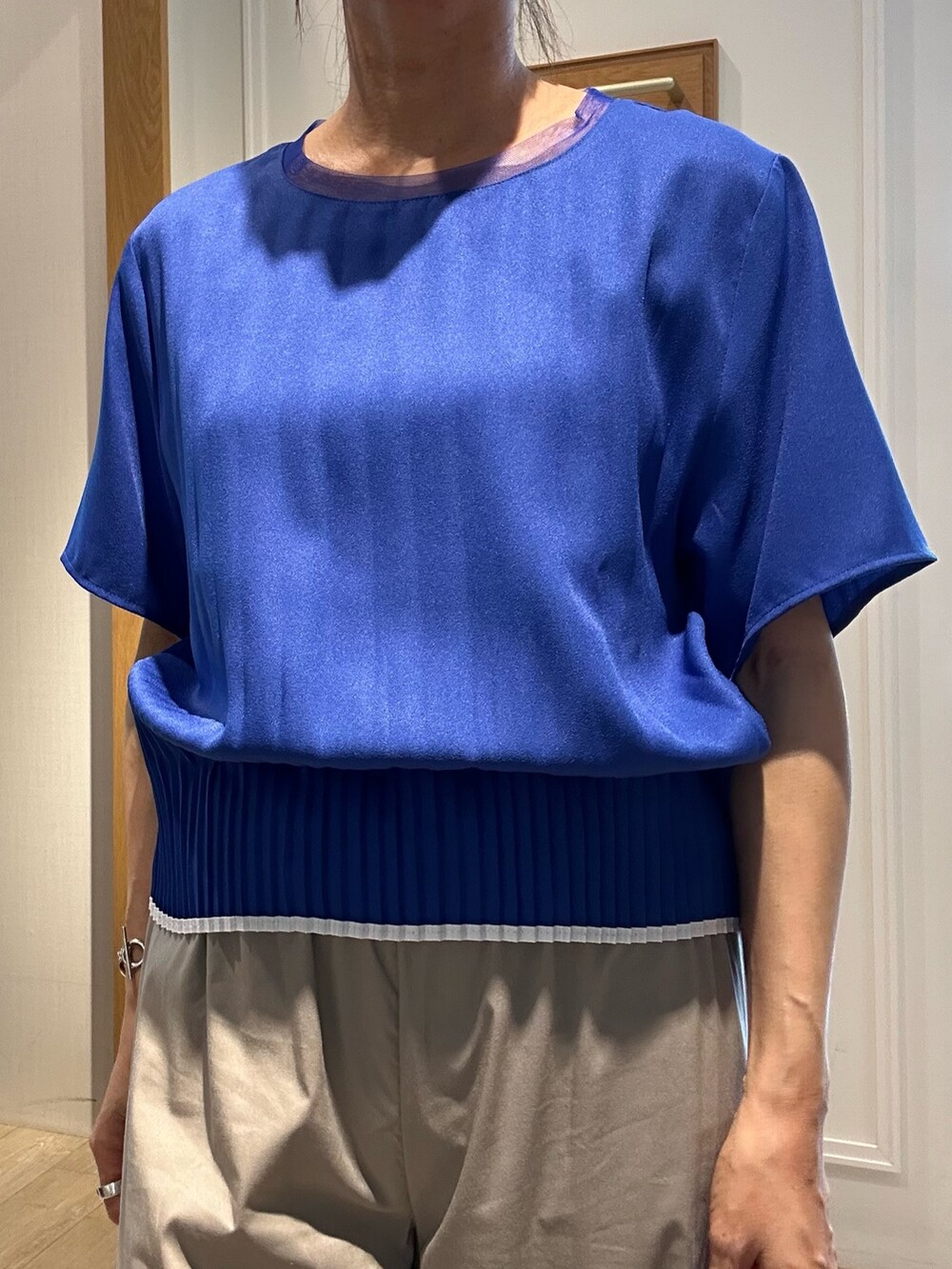 ブルー系のシャツ/ブラウス、ベージュ系のその他パンツ、ブラック系のボストンバッグを着用したレディースの夏コーディネートの7枚目の写真