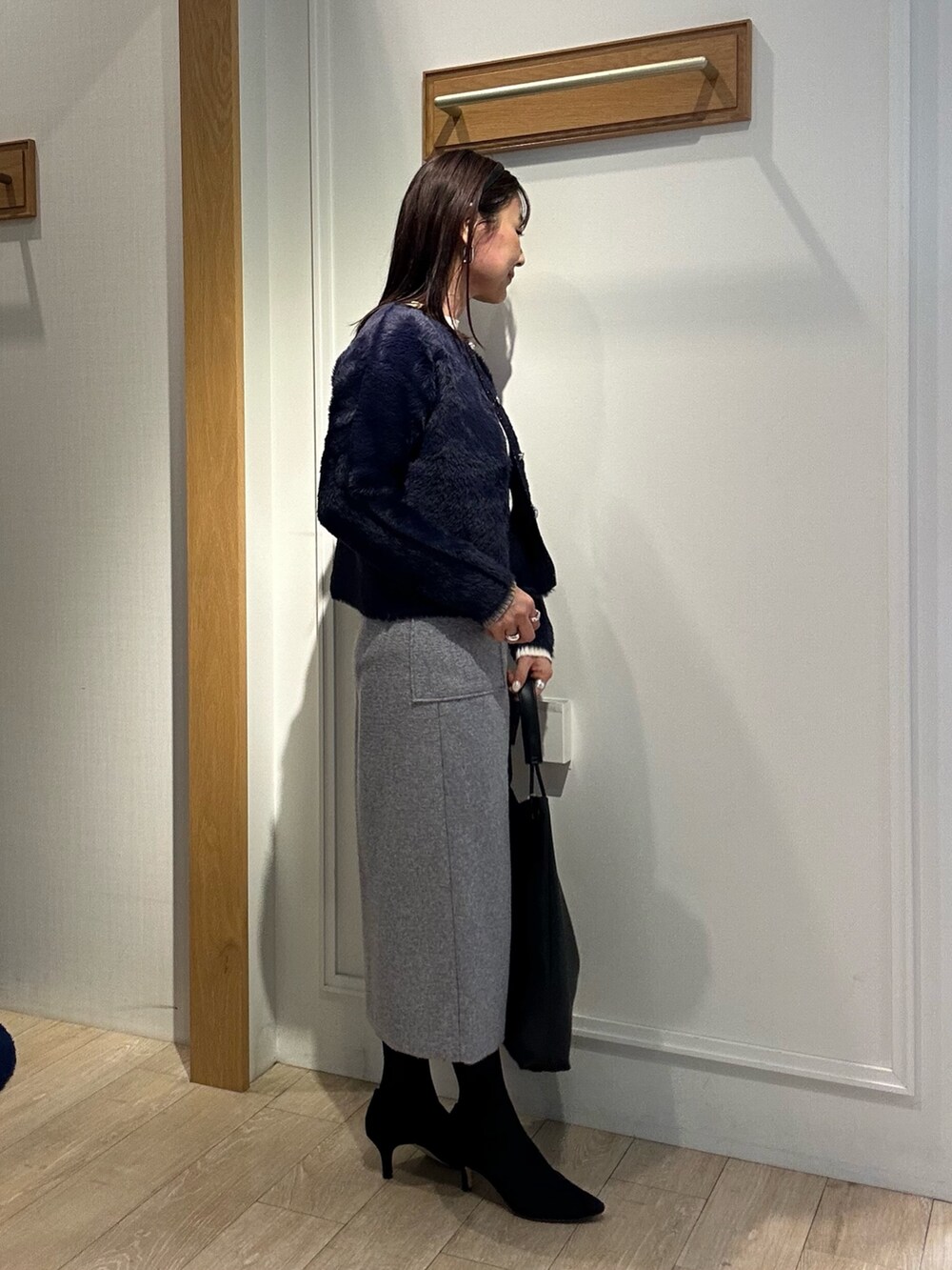 ブルー系のニット/セーター、パープル系のスカート、ホワイト系のニット/セーターを着用したレディースの冬コーディネートの4枚目の写真