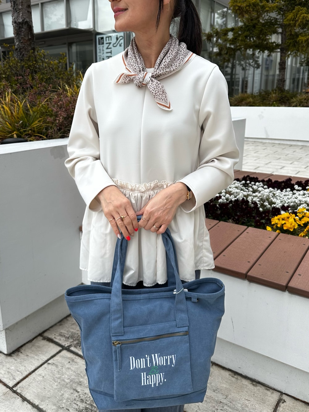ホワイト系のシャツ/ブラウス、ブルー系のその他パンツ、ブルー系のトートバッグを着用したレディースの春コーディネートの5枚目の写真