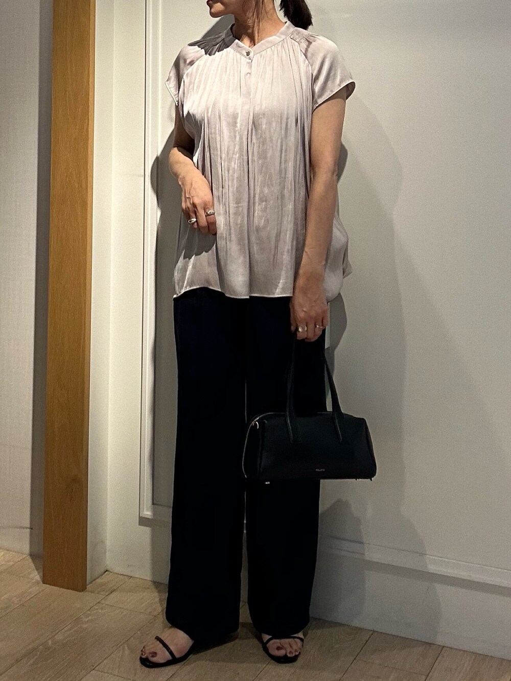「サンダル、シャツスタイル、低身長コーデ、パンツコーデ、春夏コーデ、大人コーデ、低身長女子、150cm台コーデ、スラックスパンツ、キレイめコーデ、通勤コーデ、通勤スタイル、パンツスタイル、UVカット、uvカットパンツ」|「NOLLEY'S LIGHTのサテンビンテージシャーリングブラウス(シャツ/ブラウス、ベージュ系)」を使った、daimonさん(レディース・154cm)の夏コーディネートの10枚目の写真