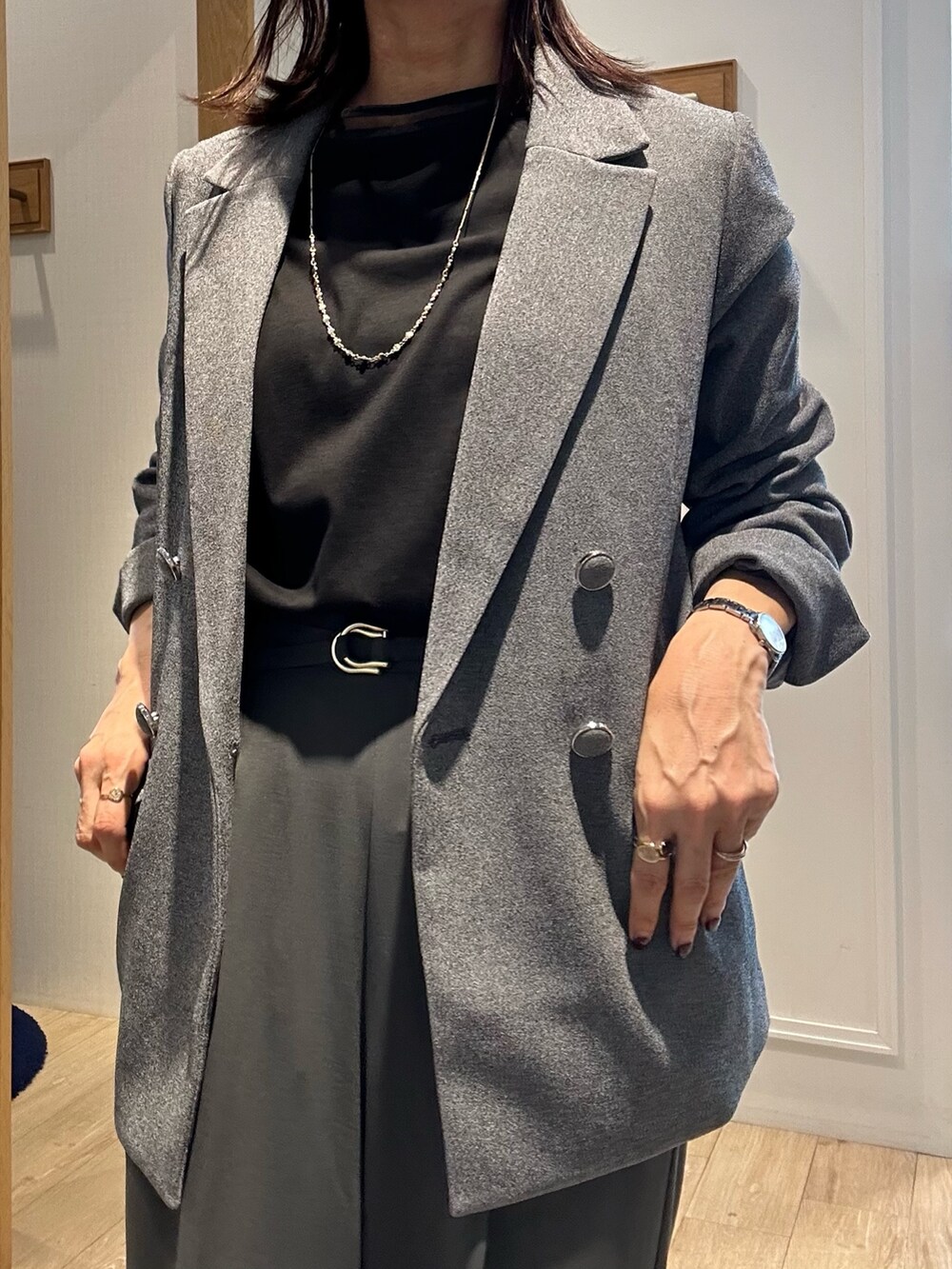 ブラック系のTシャツ/カットソー、グレー系のその他パンツ、グレー系のテーラードジャケットを着用したレディースの秋コーディネートの10枚目の写真