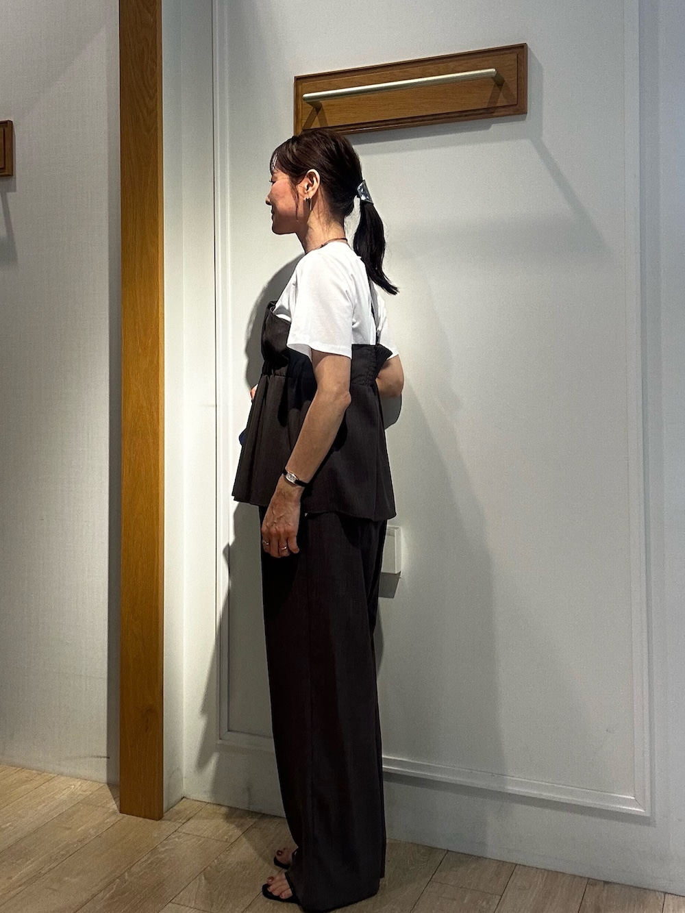 ブルー系のブルゾン、ブルー系のショルダーバッグ、グリーン系のシャツ/ブラウスを着用したレディースの春コーディネートの3枚目の写真