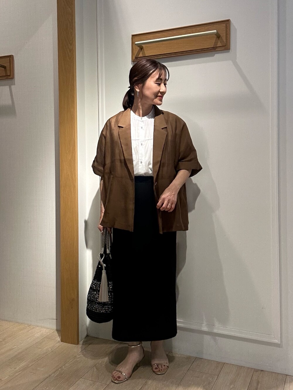 「レイヤードスタイル、夏コーデ、夏服コーデ、初夏コーデ、低身長女子、シアートップス、夏ファッション、おでかけコーデ、キレイめカジュアル、大人ファッション、低身長コーデ、お仕事コーデ、オフィスカジュアル、オトナカワイイ、梅雨」｜「MICO COULIERの60ボイルローンブラウス（シャツ/ブラウス、ホワイト系）」を使った、daimonさん（レディース・154cm）の夏コーディネートの10枚目の写真
