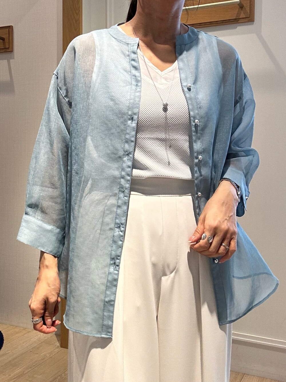 ホワイト系のTシャツ/カットソー、ブルー系のシャツ/ブラウス、ホワイト系のその他パンツを着用したレディースの春コーディネートの7枚目の写真