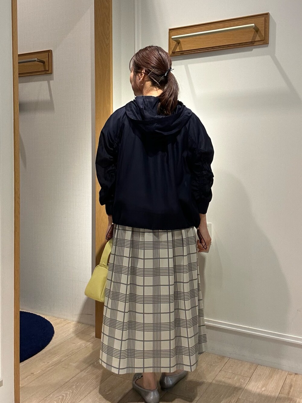 ホワイト系のスカート、ブルー系のブルゾン、ホワイト系のTシャツ/カットソーを着用したレディースの春コーディネートの2枚目の写真