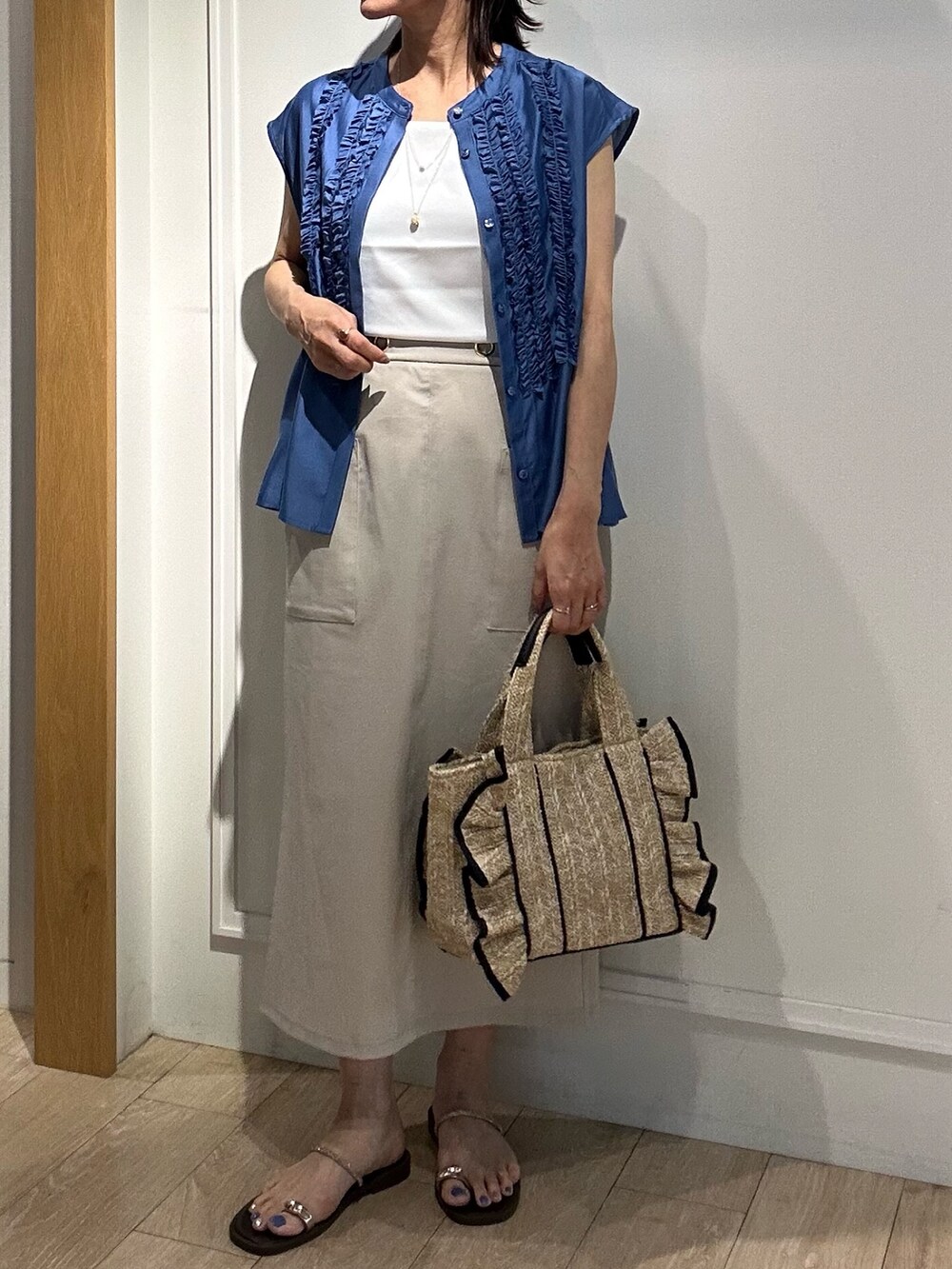 ブルー系のシャツ/ブラウス、ベージュ系のスカート、ブラック系のサンダルを着用したレディースの夏コーディネートの10枚目の写真