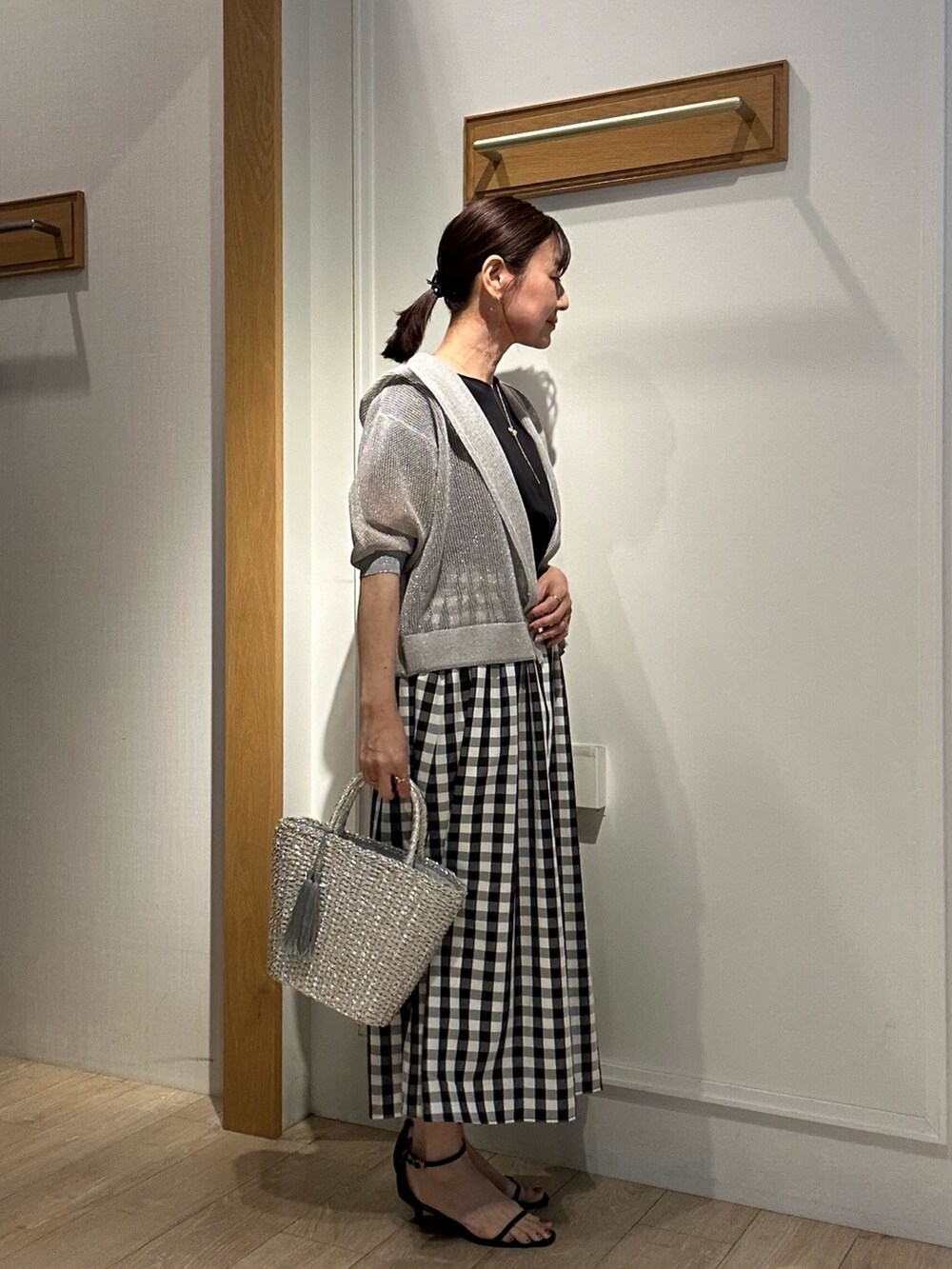「モノトーン、サンダル、お出かけコーデ、夏服コーデ、大人コーデ、今日のコーデ、キレイめカジュアル、ガーリーコーデ、ワンピースコーデ、シンプルカジュアル、夏服、授業参観日コーデ、150cm台コーデ、低身長女子、ロングワンピース」｜「NOLLEY'S LIGHTのフードメッシュはおり（カーディガン/ボレロ、ベージュ系）」を使った、daimonさん（レディース・154cm）の春コーディネートの4枚目の写真