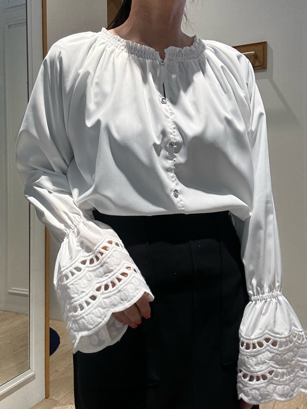 ホワイト系のショルダーバッグ、ホワイト系のシャツ/ブラウス、ベージュ系のブルゾンを着用したレディースの冬コーディネートの10枚目の写真