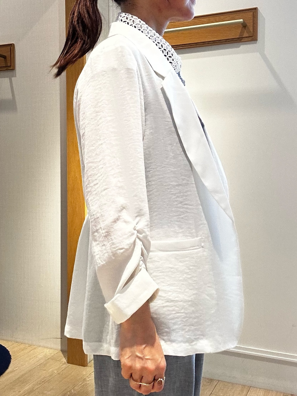 ホワイト系のテーラードジャケット、ブルー系のその他パンツ、ブラック系のTシャツ/カットソーを着用したレディースの春コーディネートの6枚目の写真