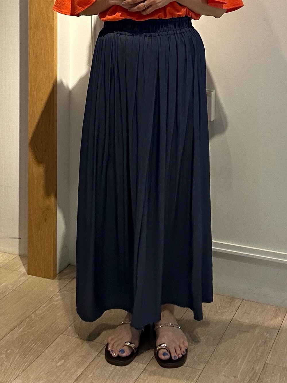 オレンジ系のTシャツ/カットソー、ブルー系のその他パンツを着用したレディースの夏コーディネートの10枚目の写真