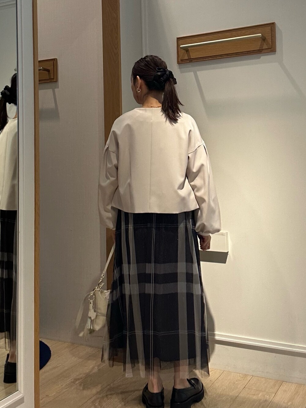 「オトナカジュアル、シンプルスタイル、きれいめコーディネート、低身長コーデ、キレイめ、Tシャツ、春、入園式コーデ、春コーデ、ジャケットコーデ、チェックスカート、チュールスカート、40代ファッション、40代コーデ」｜「NOLLEY'S LIGHTのアイテム（バッグ、ホワイト系）」を使った、daimonさん（骨格ナチュラル・レディース・154cm）の冬コーディネートの2枚目の写真