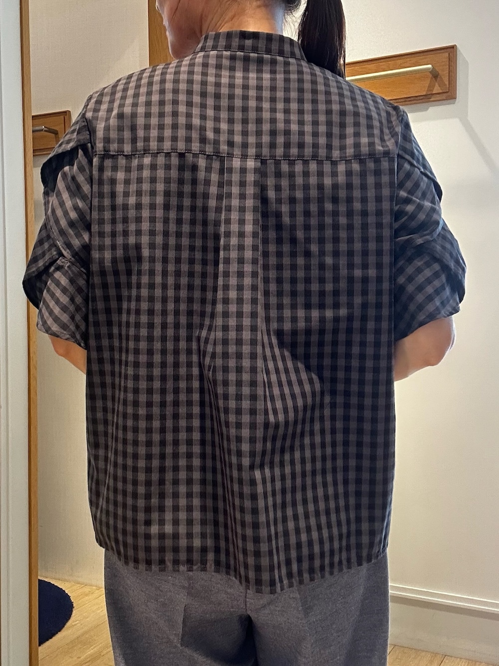 グレー系のシャツ/ブラウス、ゴールド系のトートバッグ、ブルー系のその他パンツを着用したレディースの春コーディネートの8枚目の写真