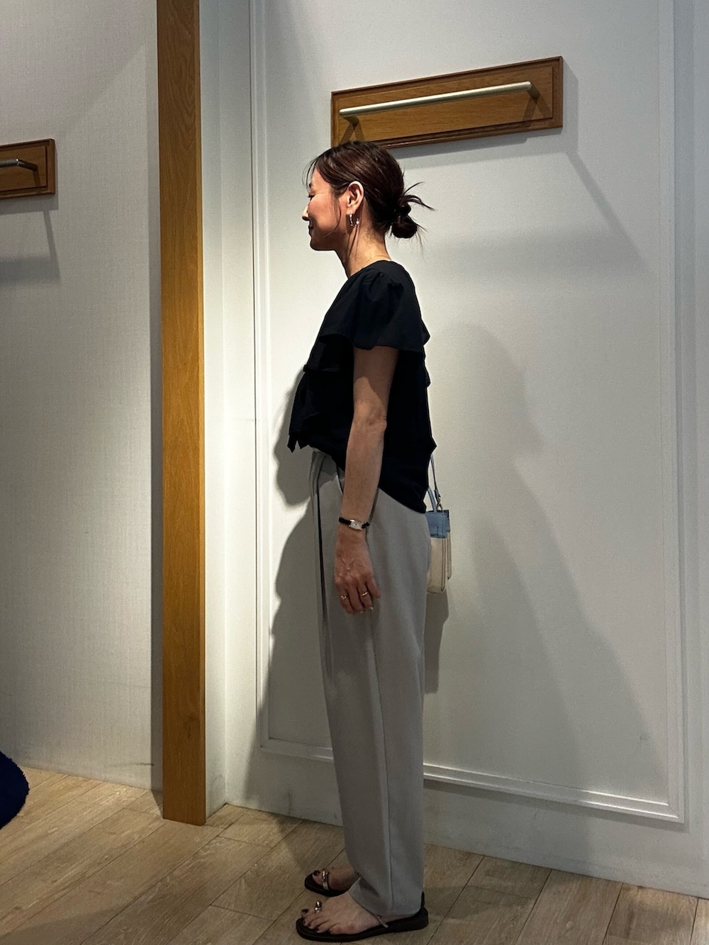 ブラック系のTシャツ/カットソー、ベージュ系のその他パンツ、ブルー系のショルダーバッグを着用したレディースの夏コーディネートの2枚目の写真