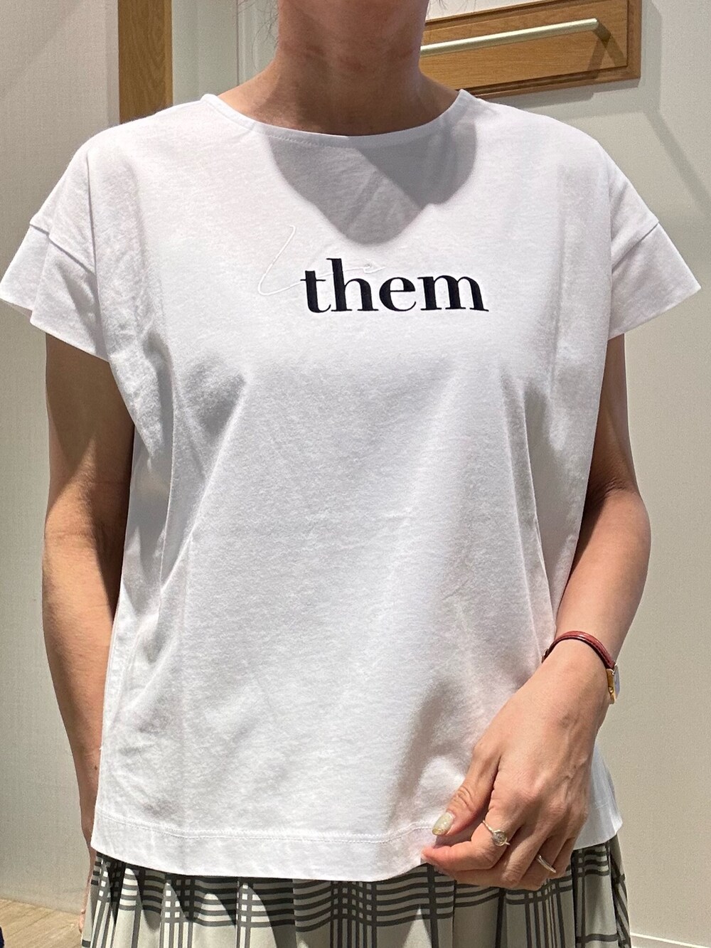 ホワイト系のTシャツ/カットソー、ホワイト系のスカート、イエロー系のショルダーバッグを着用したレディースの春コーディネートの5枚目の写真