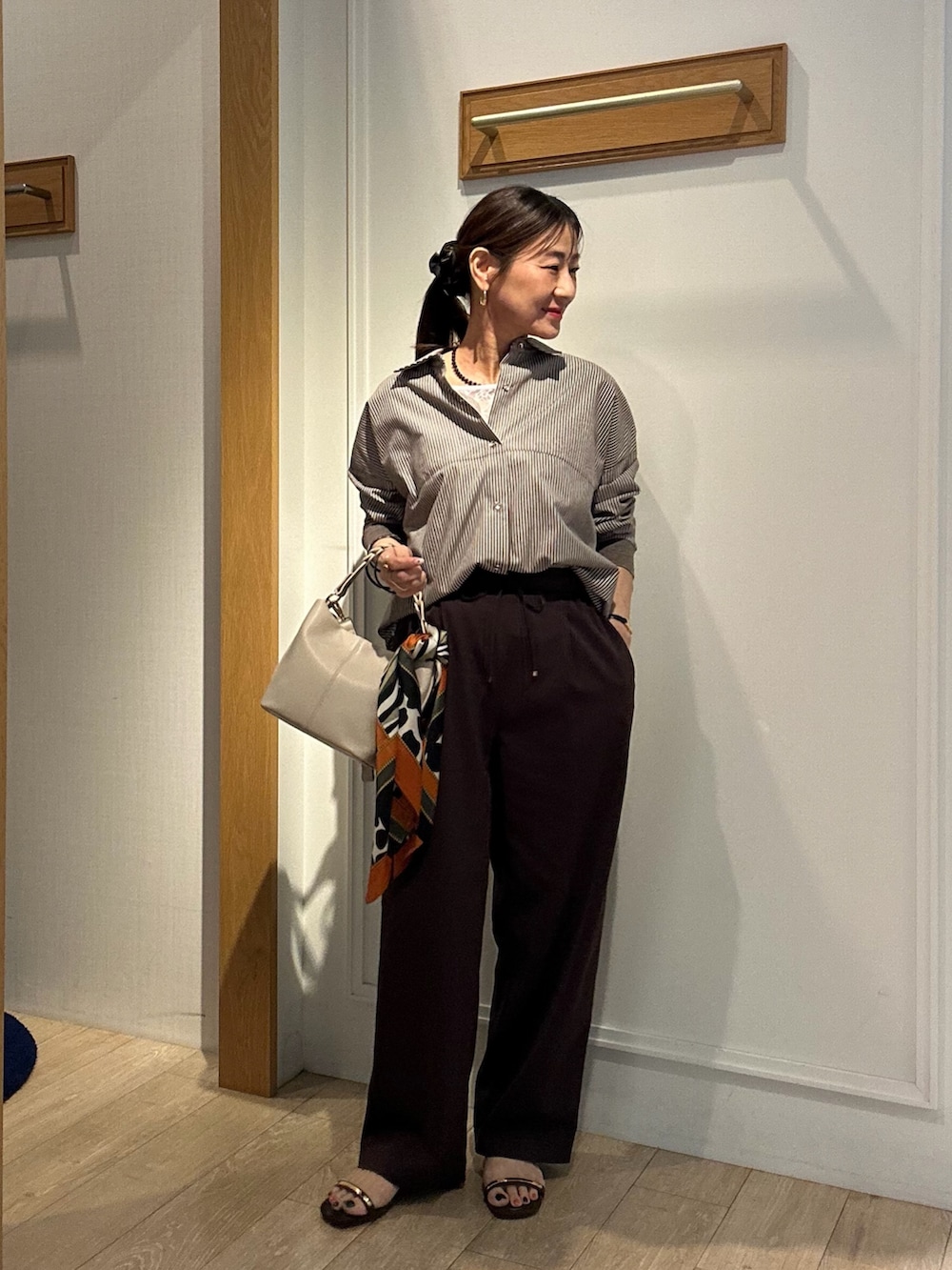 ブラウン系のシャツ/ブラウス、ブラウン系のその他パンツ、ベージュ系のショルダーバッグを着用したレディースの夏コーディネートの3枚目の写真
