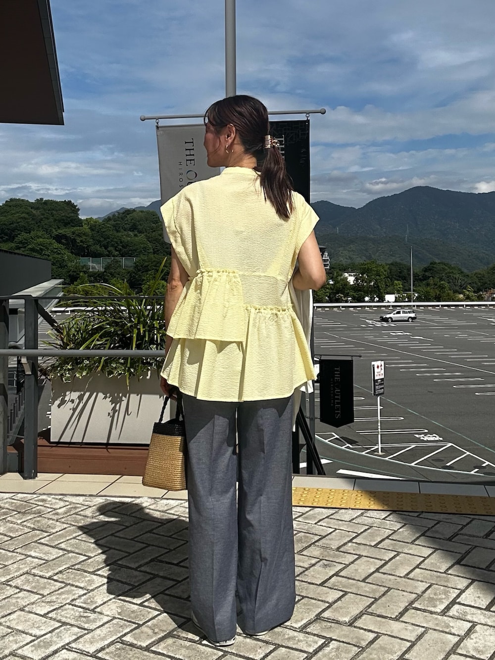 イエロー系のシャツ/ブラウス、ブルー系のその他パンツ、ブルー系のカーディガン/ボレロを着用したレディースの春コーディネートの3枚目の写真