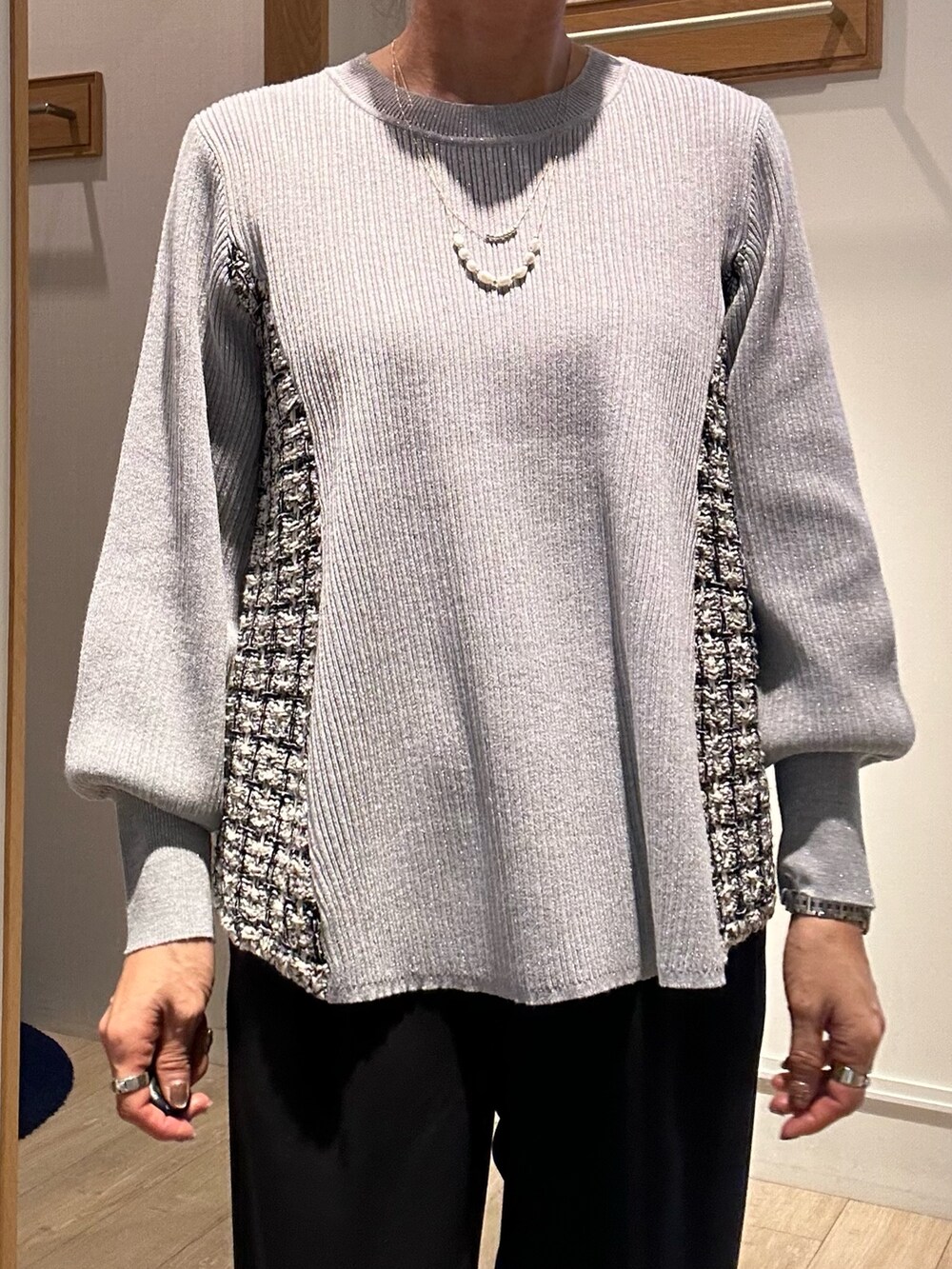 グレー系のニット/セーター、ブラック系のその他パンツを着用したレディースの冬コーディネートの5枚目の写真