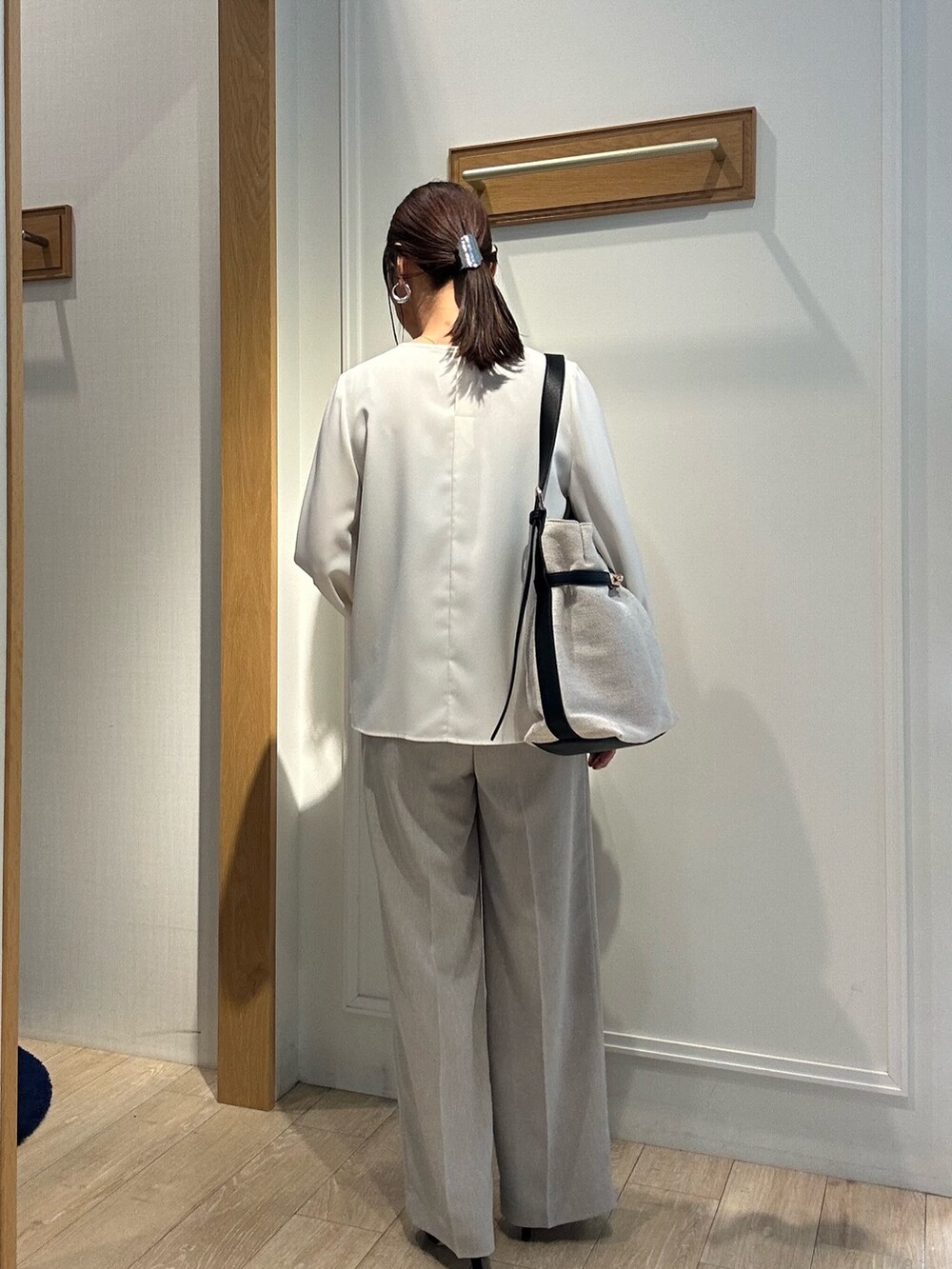 「春めき満開コーデ、淡色コーデ、春服、おでかけコーデ、ベージュ、ベージュコーデ、ベージュパンツ、スーツ、スーツコーデ、パンツスタイル、パンツコーデ、パンツスーツ、低身長、低身長コーデ、低身長女子」｜「MICO COULIERの《オケージョン対応》ヘヴィジョーゼットブラウス（シャツ/ブラウス、ホワイト系）」を使った、daimonさん（骨格ナチュラル・レディース・154cm）の春コーディネートの2枚目の写真