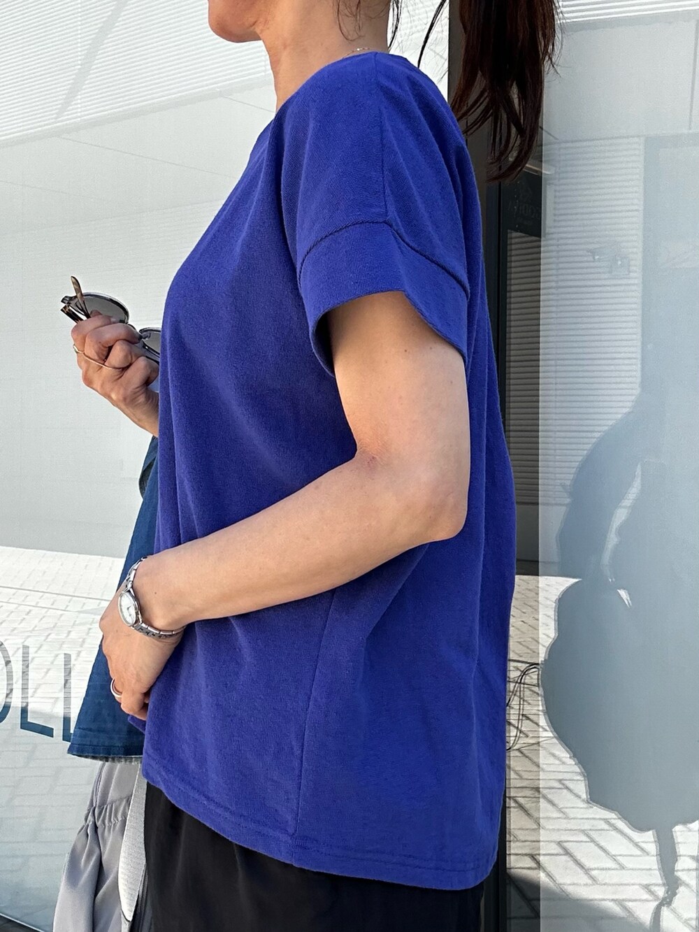 ブルー系のTシャツ/カットソー、ブルー系のシャツ/ブラウス、グレー系のバックパック/リュックを着用したレディースの春コーディネートの7枚目の写真