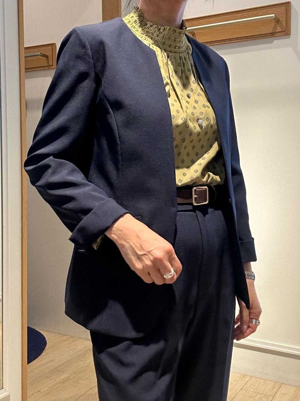 ブルー系のノーカラージャケット、ブルー系のその他パンツ、イエロー系のシャツ/ブラウスを着用したレディースの春コーディネートの7枚目の写真