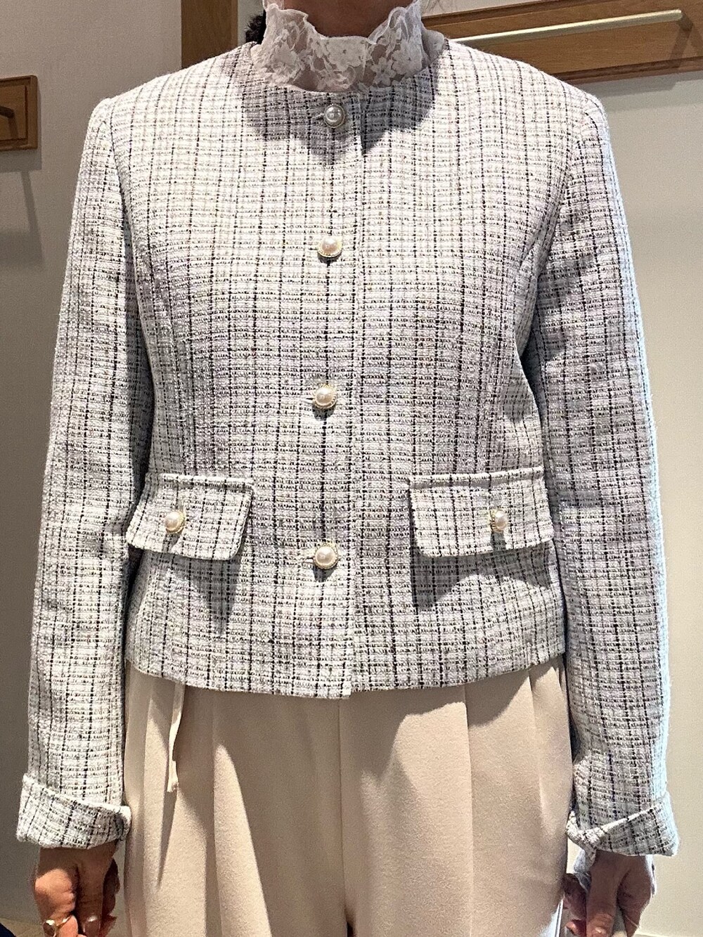 ホワイト系のノーカラージャケット、ブルー系のスカート、ホワイト系のTシャツ/カットソーを着用したレディースの冬コーディネートの5枚目の写真