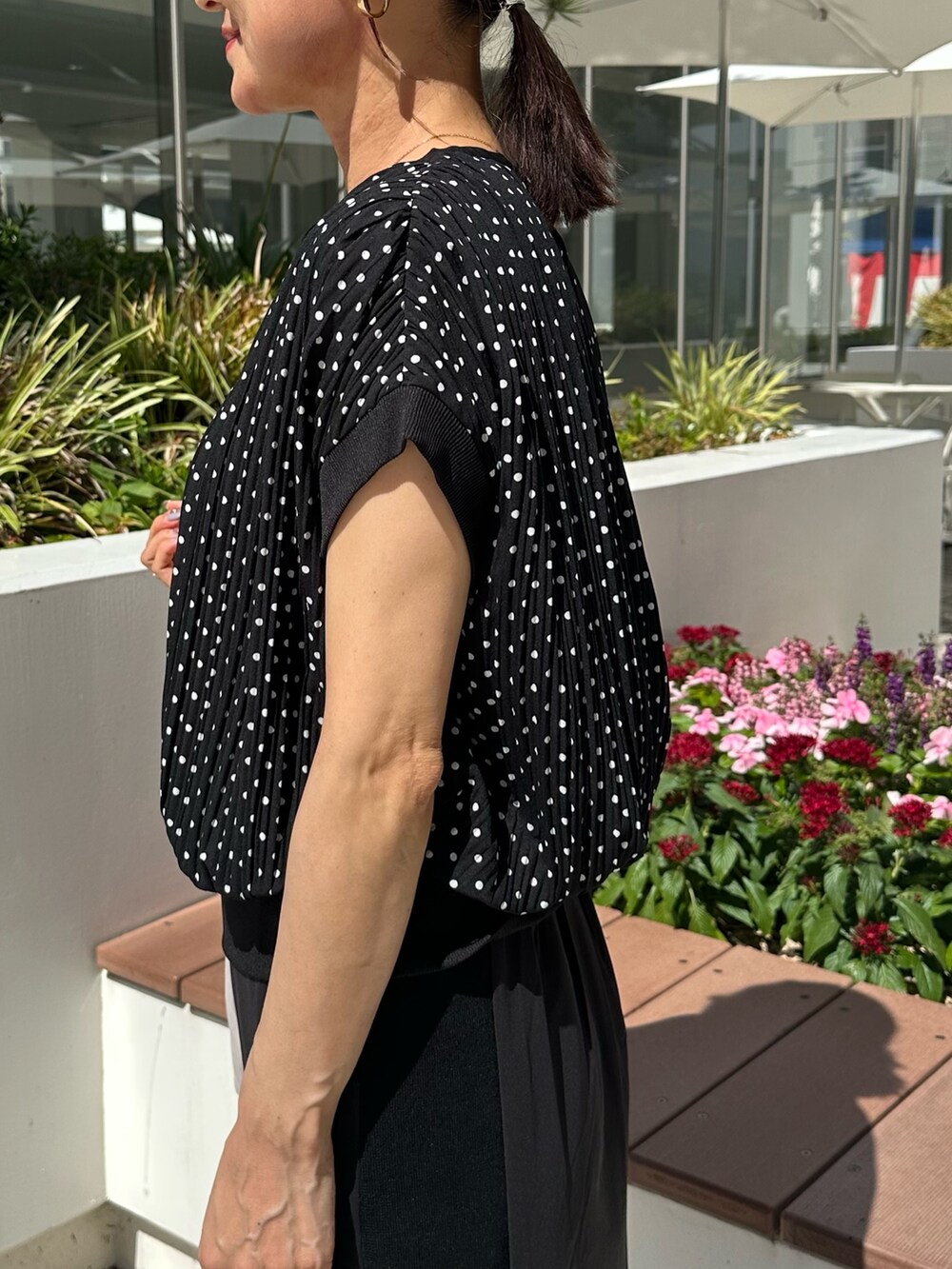 ブラック系のシャツ/ブラウス、ブラック系のスカート、ベージュ系のボストンバッグを着用したレディースの夏コーディネートの5枚目の写真