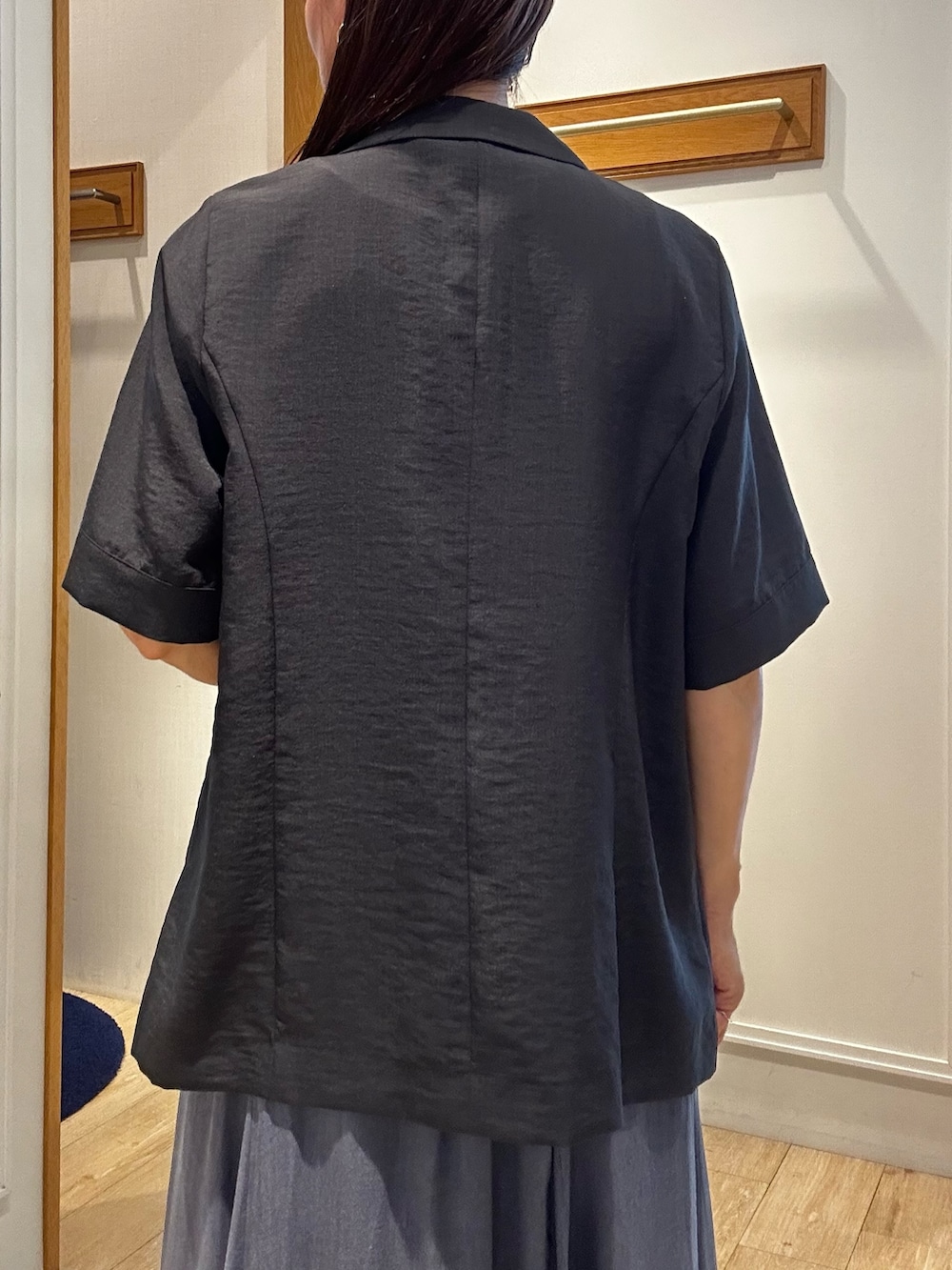 グレー系のテーラードジャケット、ホワイト系のTシャツ/カットソー、ブルー系のスカートを着用したレディースの夏コーディネートの6枚目の写真