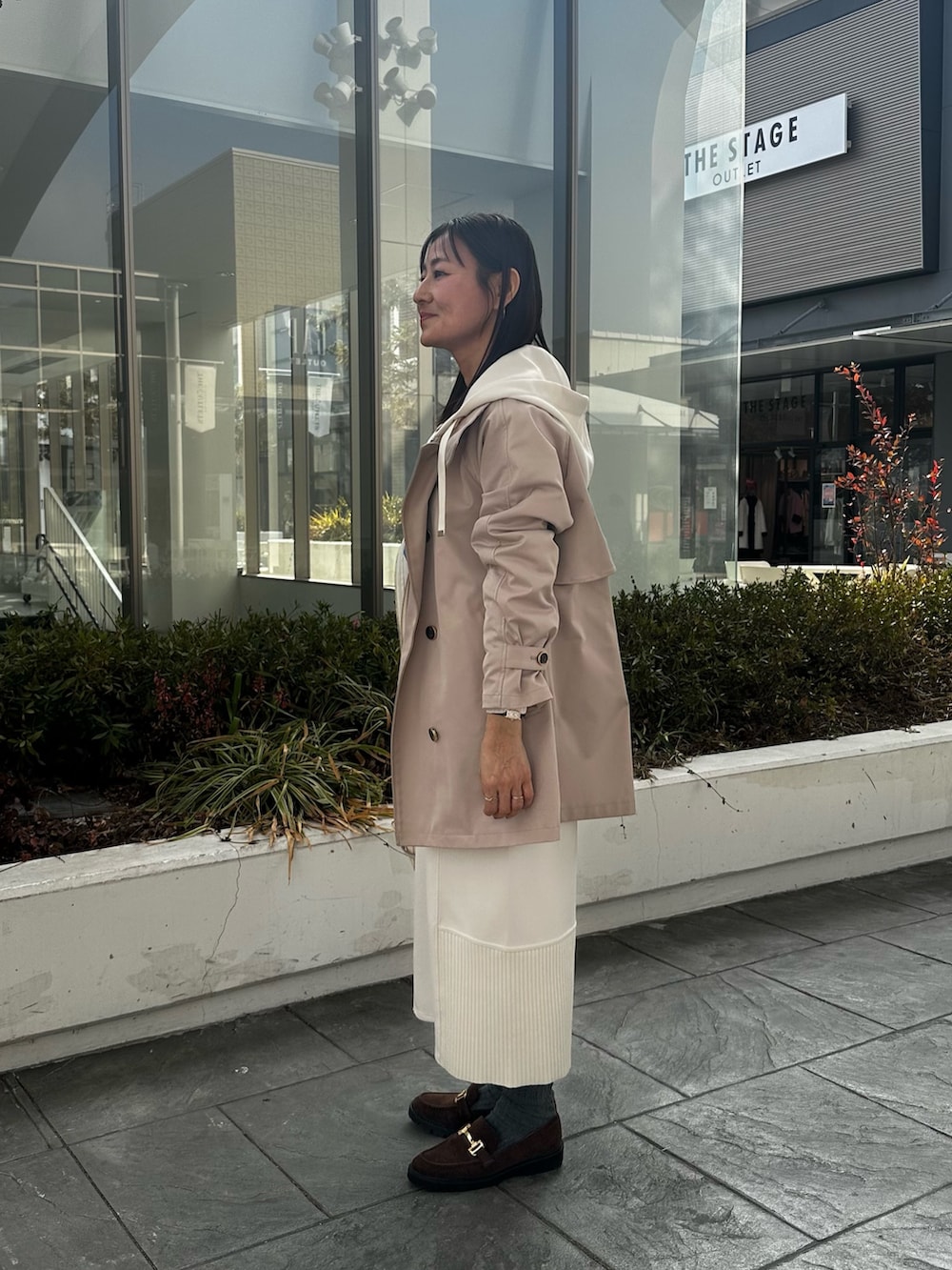 ベージュ系のその他アウター、ホワイト系のパーカー、ブルー系のシャツ/ブラウスを着用したレディースの冬コーディネートの2枚目の写真