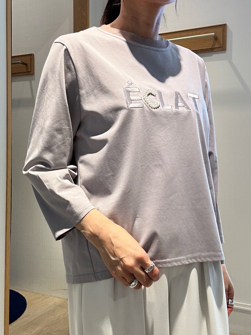 ホワイト系のその他パンツを着用したレディースの春コーディネートの6枚目の写真