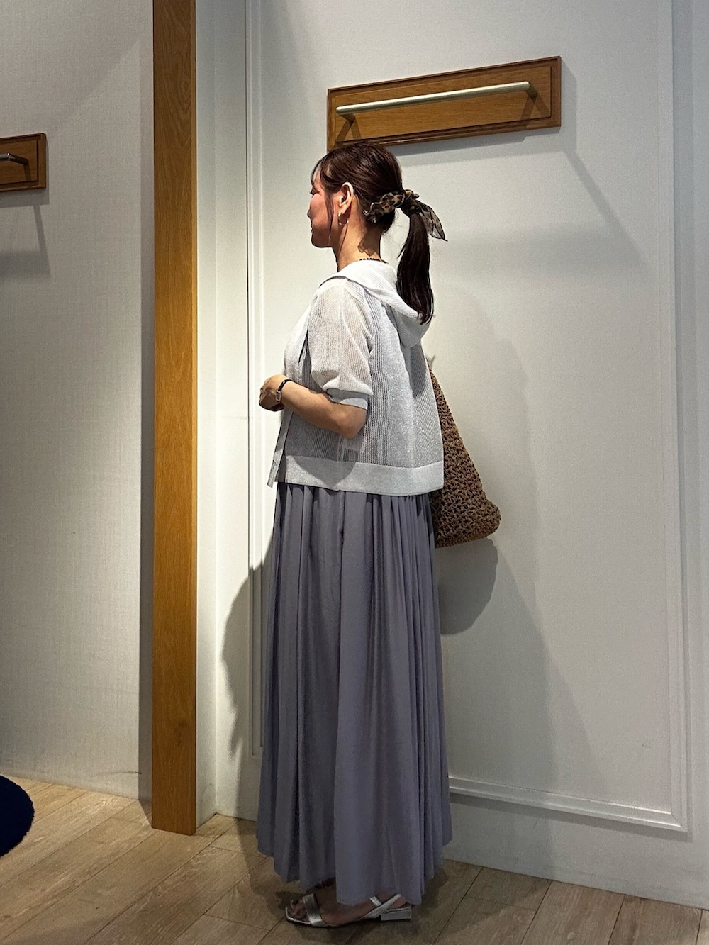 ホワイト系のカーディガン/ボレロ、パープル系のワンピースを着用したレディースの夏コーディネートの2枚目の写真