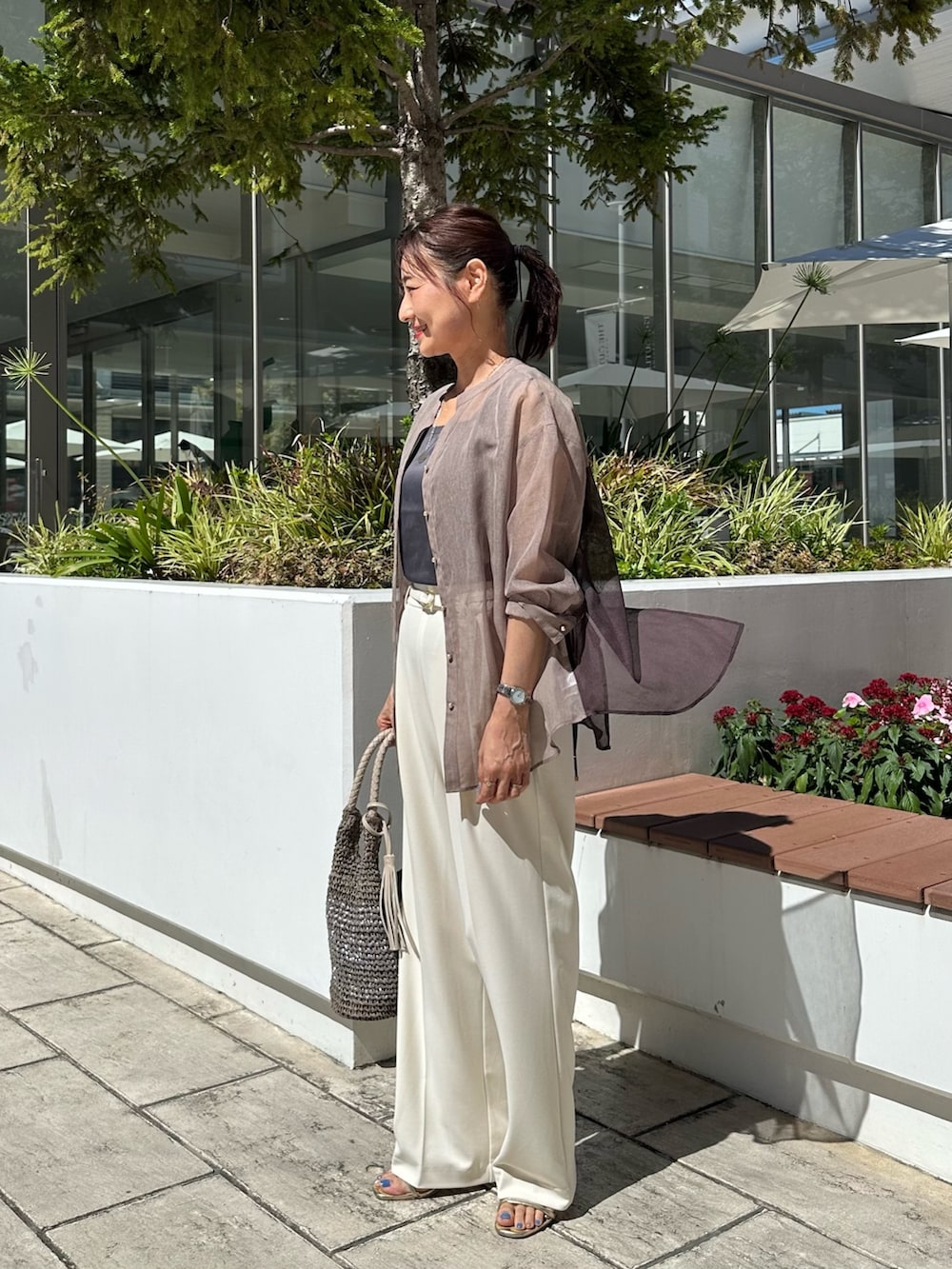 「タンクトップ、ノースリーブ、シアートップス、シンプルコーデ、夏コーデ、お出かけコーデ、大人カジュアルコーデ、夏ファッション、パンツスタイル、パンツコーデ、キレイめコーデ、リラックススタイル、ノーリーズ」｜「MICO COULIERのシアーリネンライクシャツ　バイカラー（シャツ/ブラウス、ブラウン系）」を使った、daimonさん（レディース・154cm）の夏コーディネートの3枚目の写真