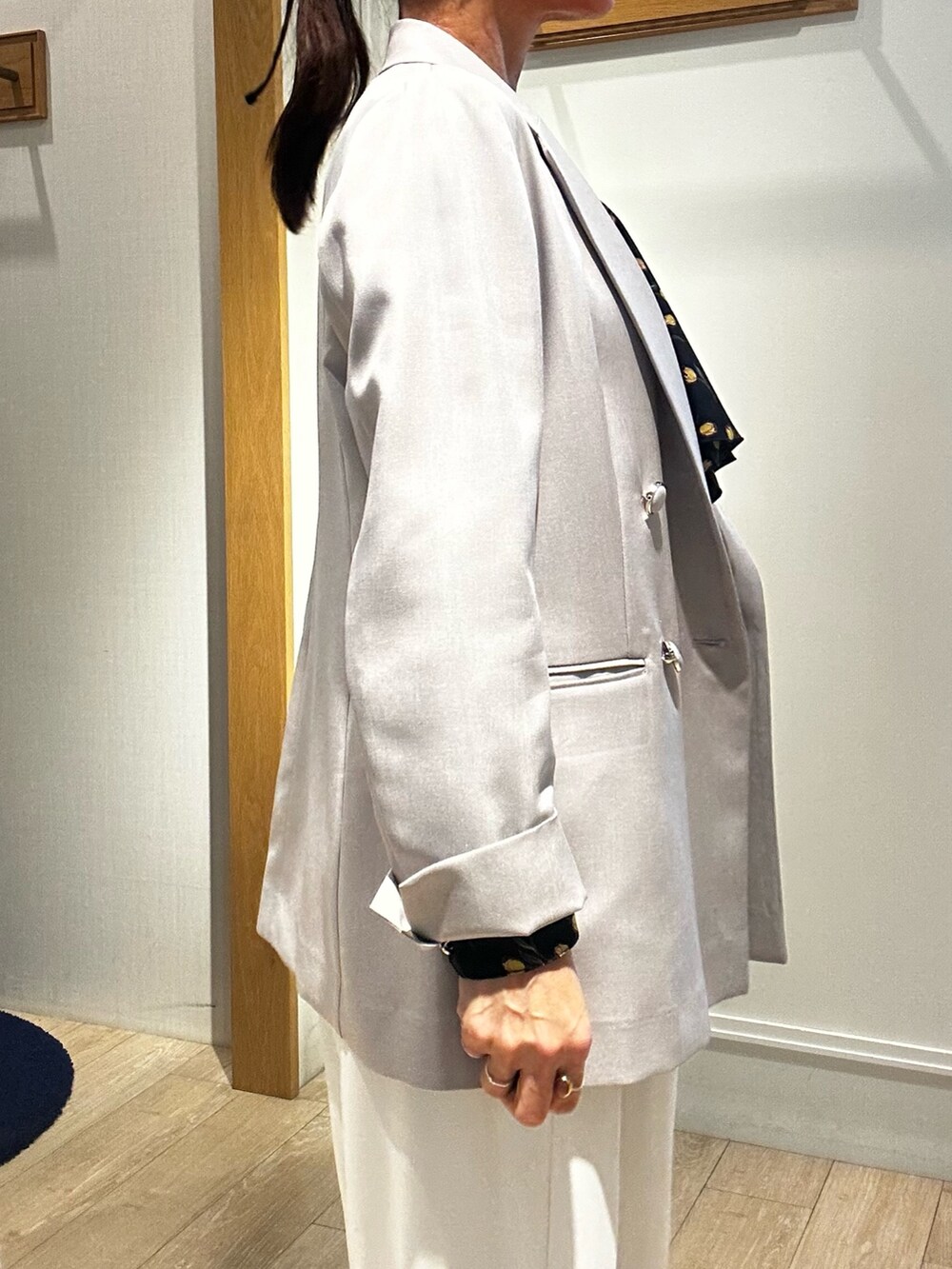 ベージュ系のテーラードジャケット、ブルー系のシャツ/ブラウス、ホワイト系のその他パンツを着用したレディースの春コーディネートの7枚目の写真