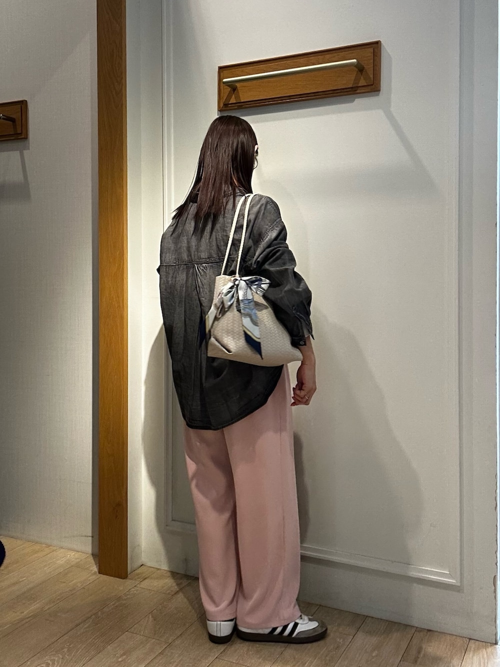 グレー系のシャツ/ブラウス、ホワイト系のトートバッグ、ピンク系のその他パンツを着用したレディースの冬コーディネートの3枚目の写真