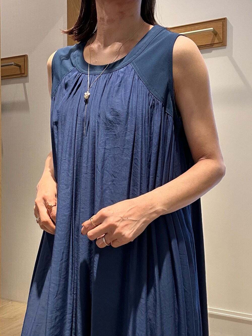 ブルー系のワンピース、ホワイト系のカーディガン/ボレロを着用したレディースの春コーディネートの6枚目の写真