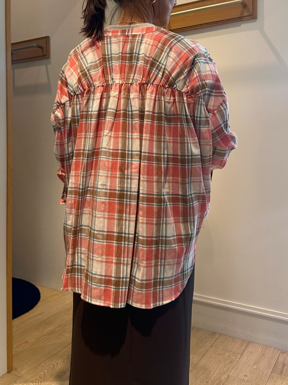 レッド系のシャツ/ブラウス、ベージュ系のTシャツ/カットソー、ブラウン系のスカートを着用したレディースの夏コーディネートの8枚目の写真