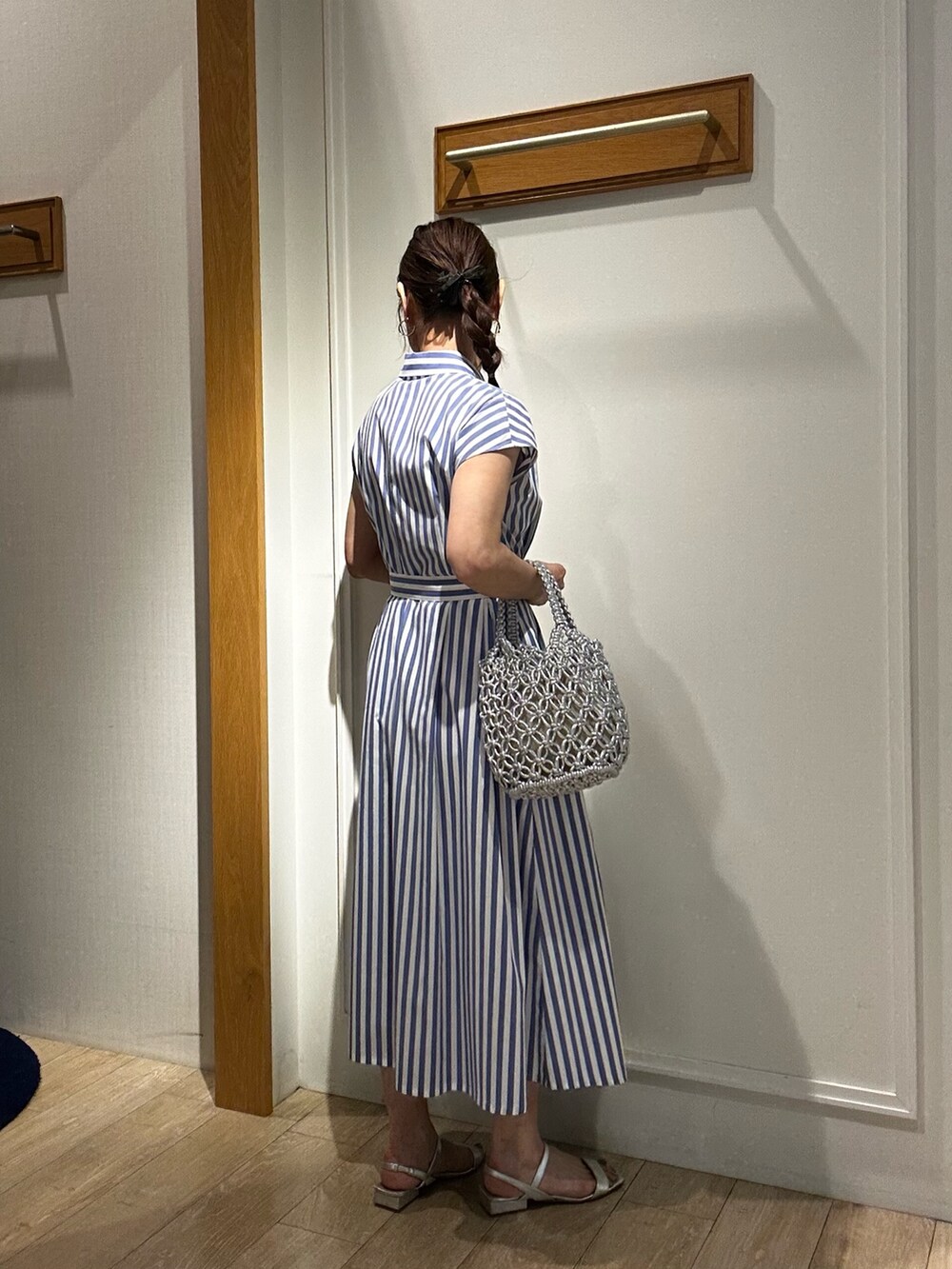 ブルー系のワンピースを着用したレディースの夏コーディネートの3枚目の写真