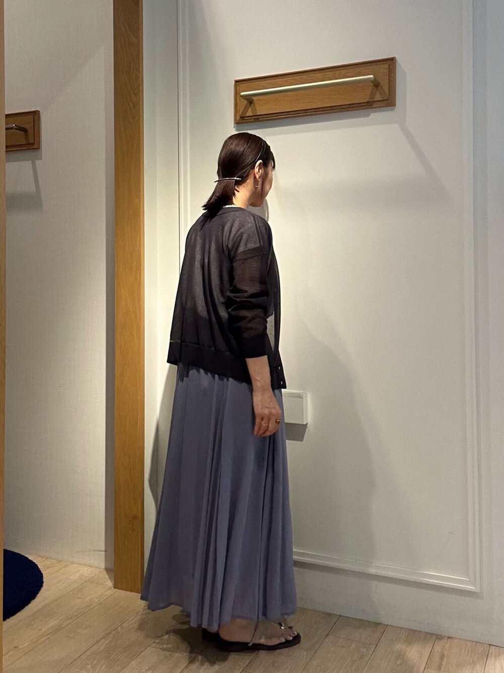 パープル系のスカート、グレー系のカーディガン/ボレロ、ホワイト系のシャツ/ブラウスを着用したレディースの夏コーディネートの4枚目の写真