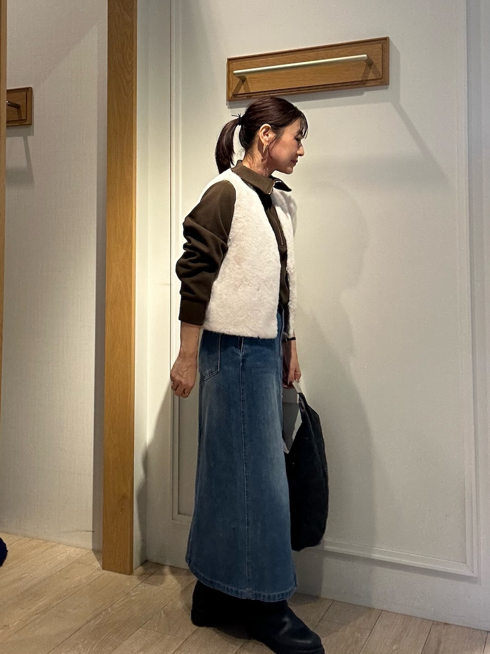 ホワイト系のブルゾン、ブラウン系のTシャツ/カットソー、ブラック系のトートバッグを着用したレディースの秋コーディネートの5枚目の写真